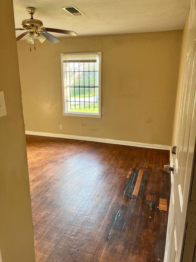 Building Photo - Completely Renovated, huge back yard and close to everything!