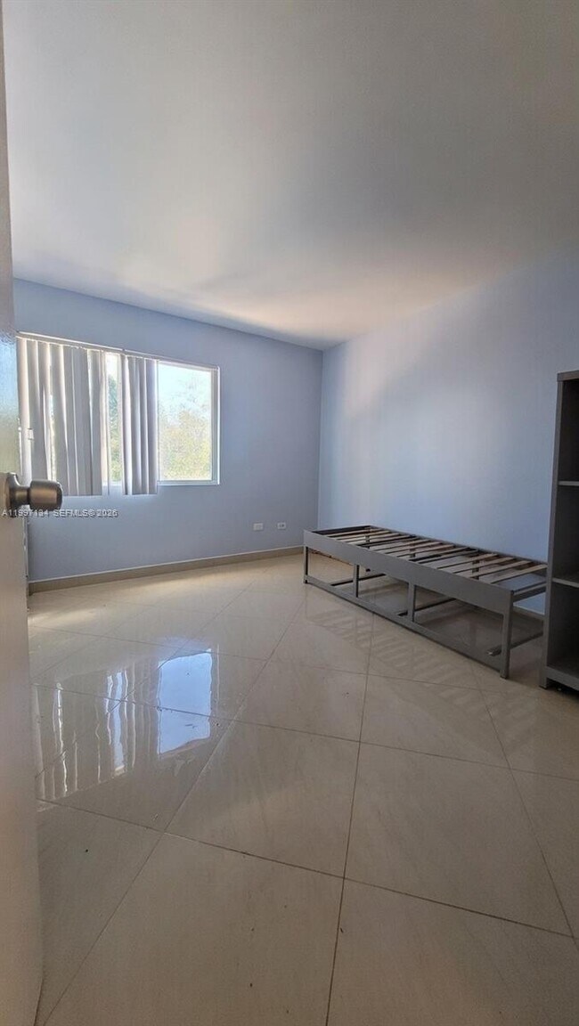 Building Photo - 1400 NE 54th St