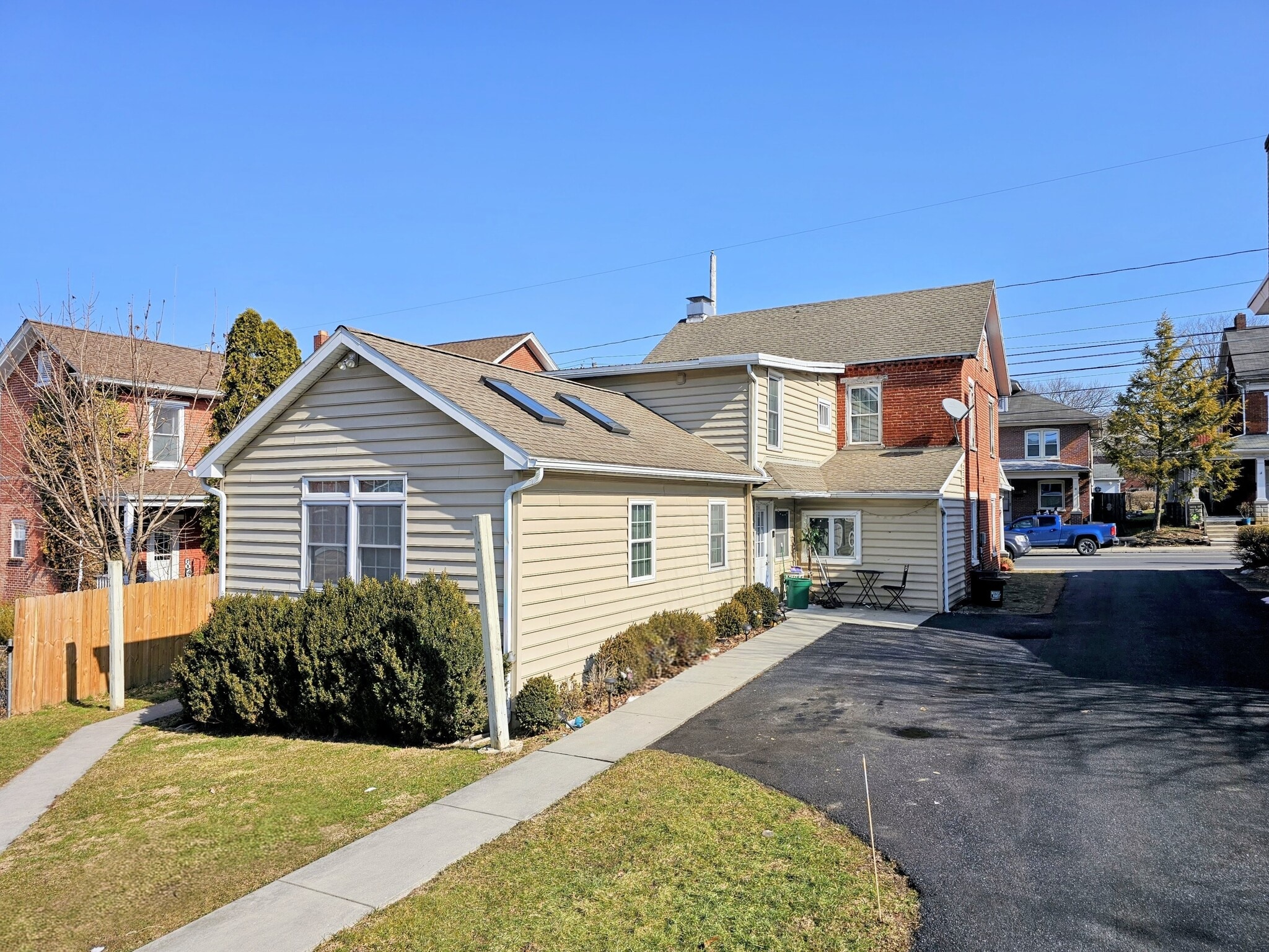 Building Photo - 1358 W Main St