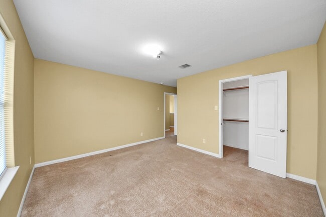 Building Photo - 6915 Primrose Rd