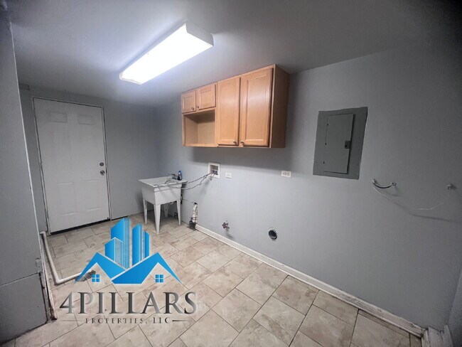 Building Photo - 403 Kenwood St