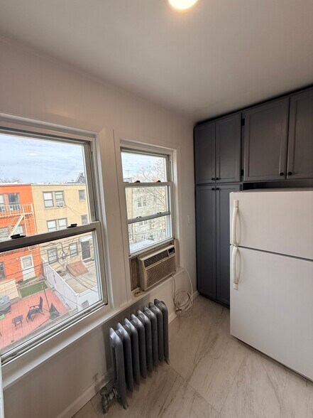 Building Photo - 2051 33rd St