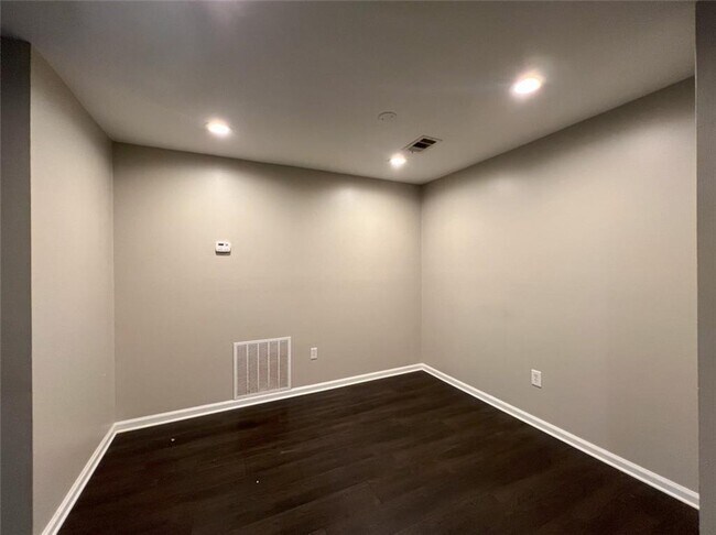 Building Photo - 3312 Pine Heights Dr NE