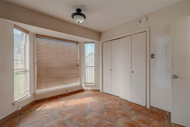 Building Photo - 2026 Sandy Knoll Dr