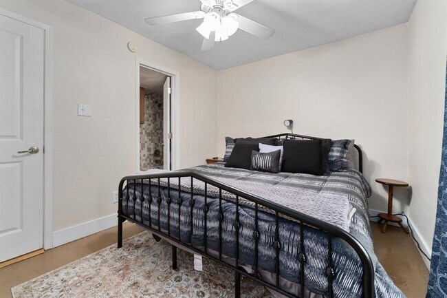 Building Photo - 3204 Menchaca Rd