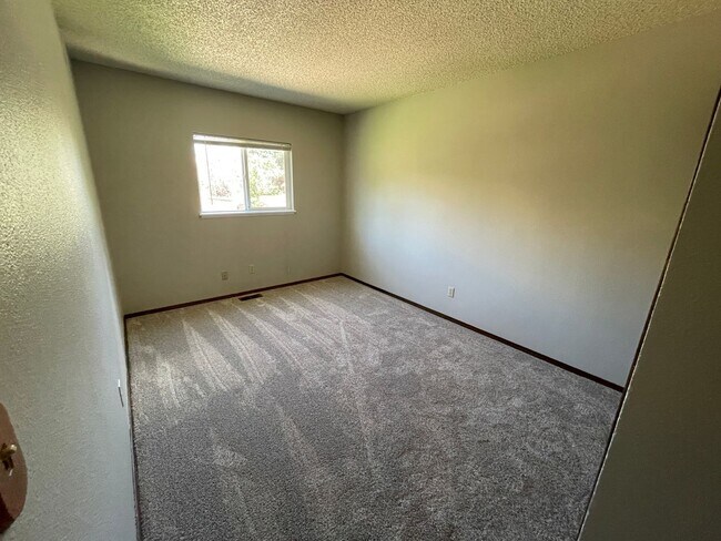 Building Photo - 5 Bedroom D20 Home with Large Backyard