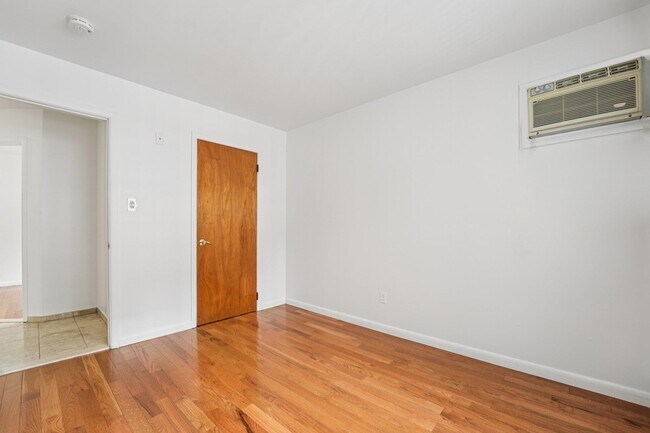 Building Photo - 529 38th St