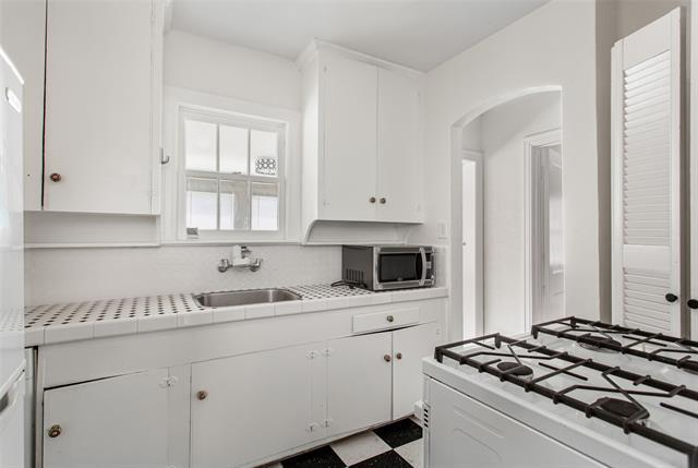 Building Photo - 5918 La Vista Dr