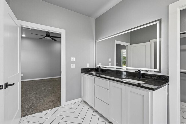 Building Photo - 4930 Meadow Dr