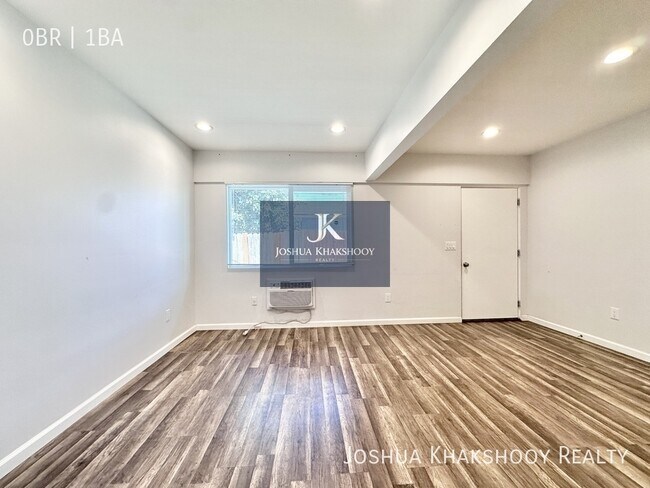 Building Photo - 14617 Gilmore St