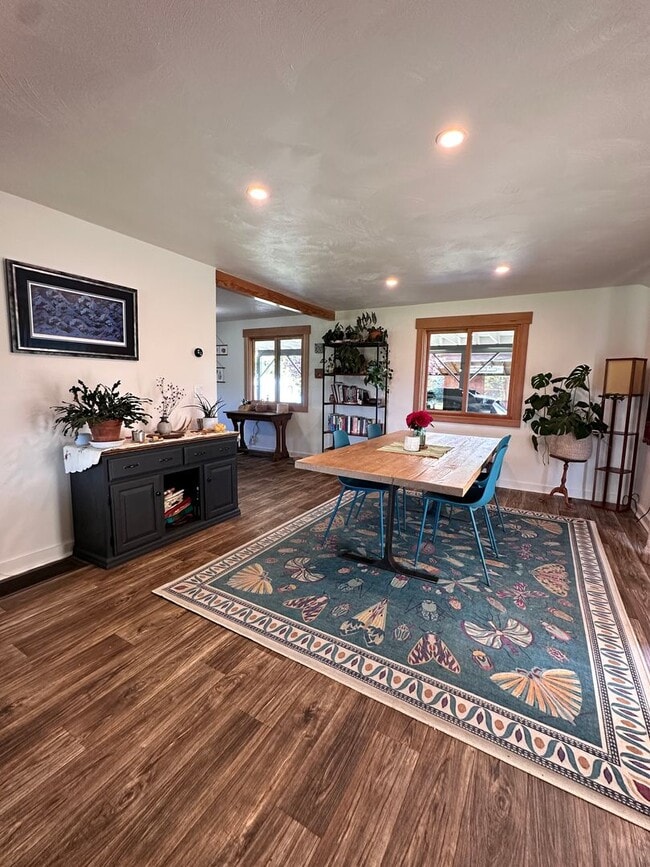 Building Photo - Charming 3 Bedroom 2 Bath home in White Sa...