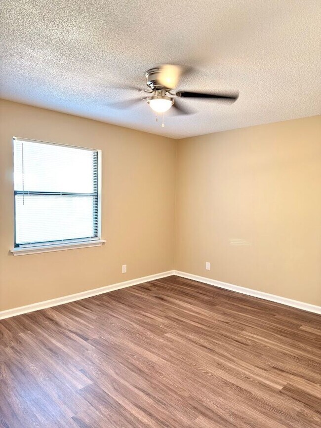 Building Photo - 159 Green Acres Dr