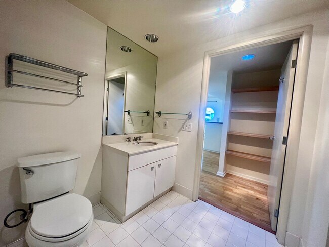 Building Photo - Excellent South Beach Location-1 Bed/1 Bath in Amenity Building with W/D & Garage Parking!