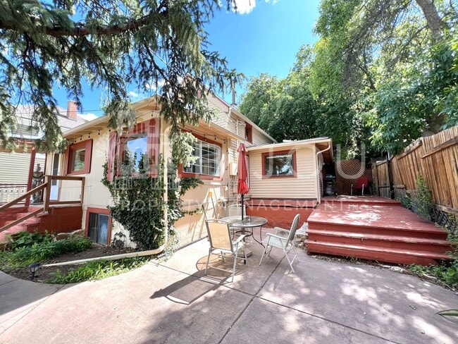Building Photo - Charming Manitou Home