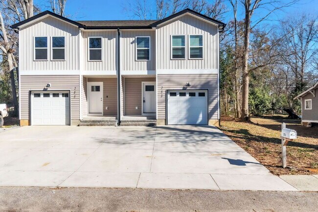 Building Photo - *Amazing Lease Offer* Elegant 3 Bedroom, 2.5 Bathroom Duplex with 1-Car Garage in Woodruff $1750/...