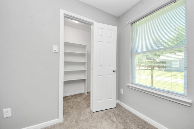 Building Photo - 1324 S Johnson St