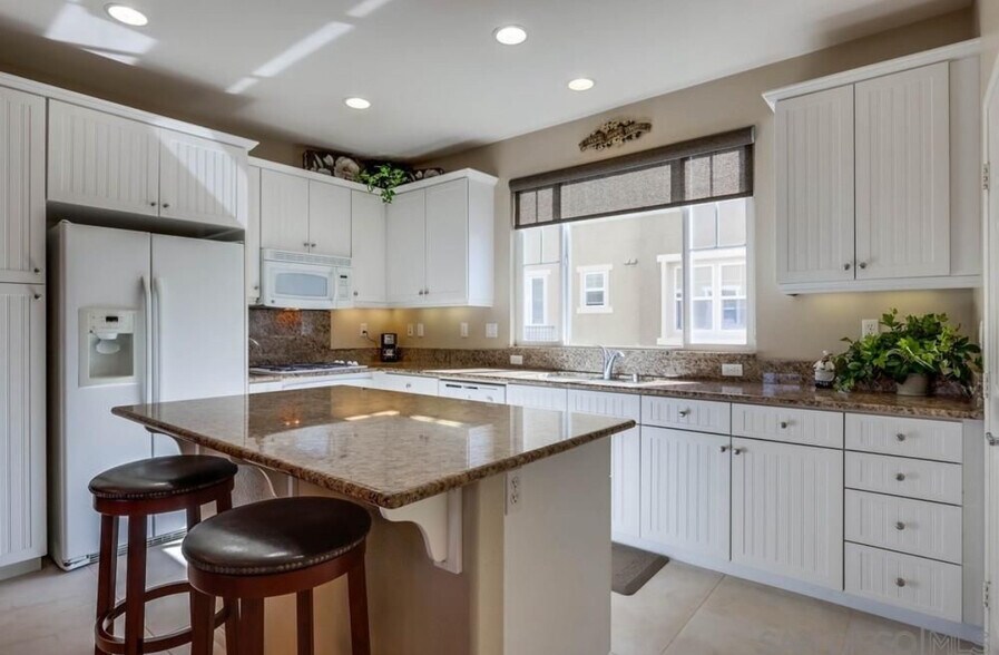 Building Photo - 3015 Cole Grade Dr