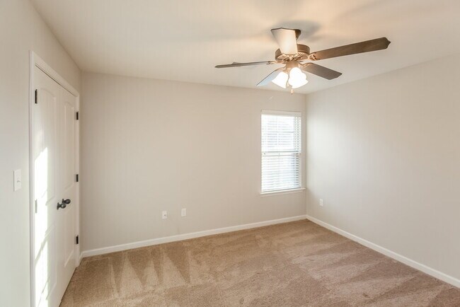 Building Photo - 6404 Rue de Paris Ln