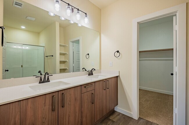 Building Photo - 709 Blackland dr