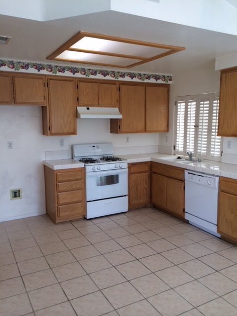 Building Photo - 3 BEDROOM, 2 BATH VICTORVILLE HOME. COMMUT...