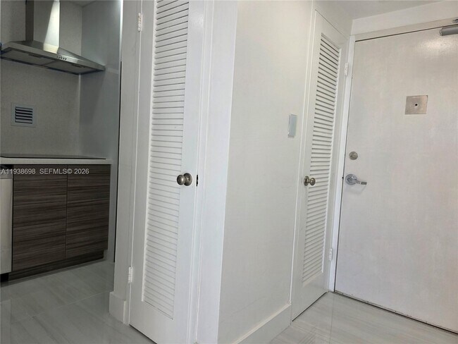 Building Photo - 1000 West Ave