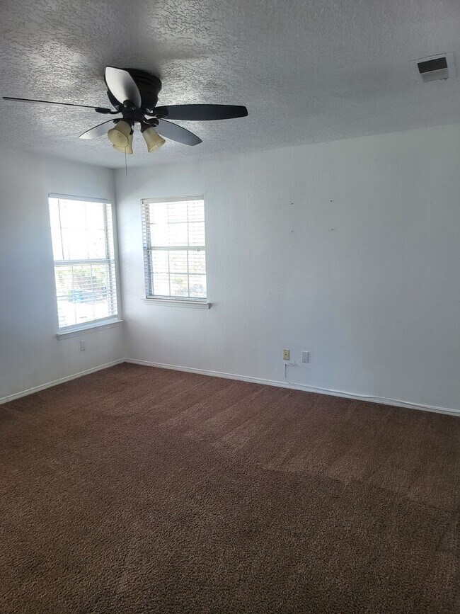 Building Photo - West Side 2/story 3 Bedroom 2 Bath & 2 Car...
