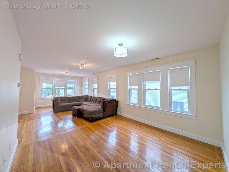 Building Photo - 7-9 Bonner Ave Unit #2