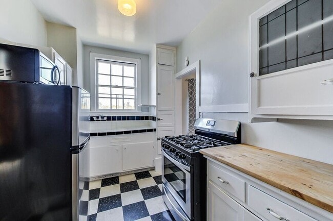 Building Photo - 6048 Monroe Ave