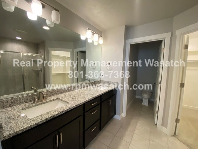 Building Photo - Beautiful 3 Bed, 4 Bath Townhome with 2-ca...