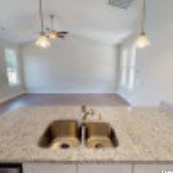 Building Photo - 5 Racquet Club Dr