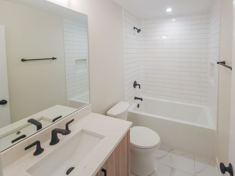 Building Photo - 4848 N Seeley Ave