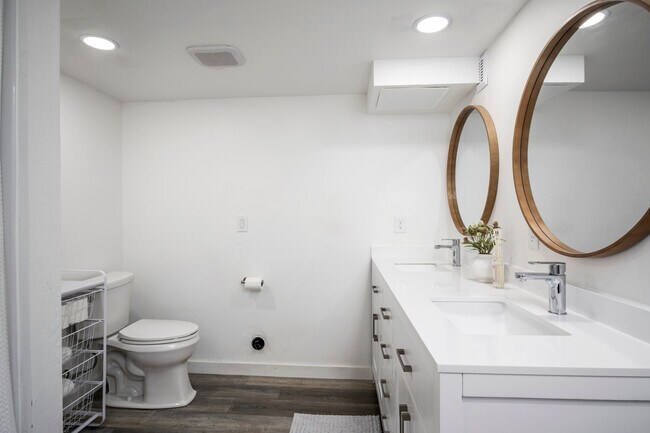 basement double sink with tub/shower - 537 N Mountain Peak Dr