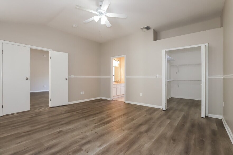 Building Photo - 2416 Kenwick Dr