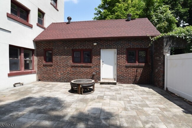 Building Photo - 285 Orchard Terrace