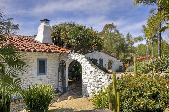 Building Photo - "Spacious 4-Bedroom Retreat in Rancho Carr...