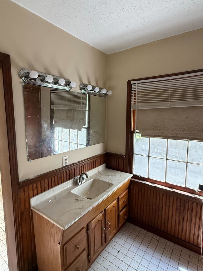 Building Photo - 430 Cedarhurst Dr