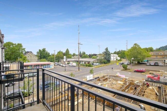 Building Photo - Sunnyside 12 Apartments Available! 1 bed, ...