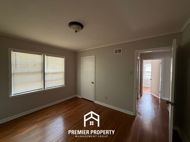 Building Photo - Charming 3BR/2BA in High-Demand 38117 | Hardwood Floors & Fenced Yard