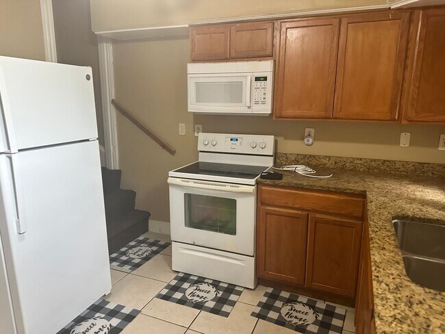 Building Photo - Spacious Home! Finished Basement! W/D! Available Now!