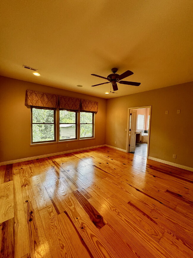 Building Photo - 723 N Lakeview Dr