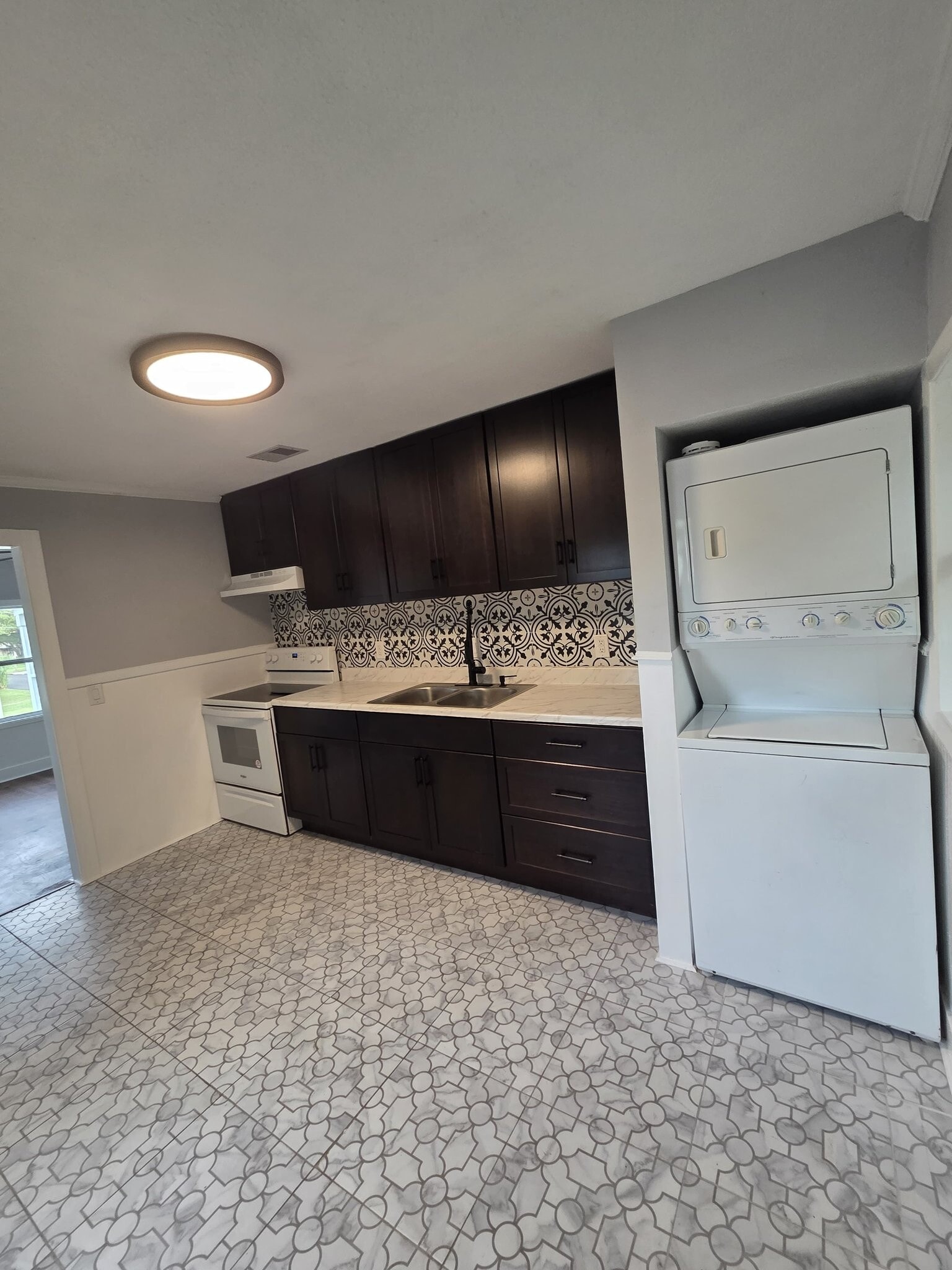 Building Photo - 16 N Primrose Dr