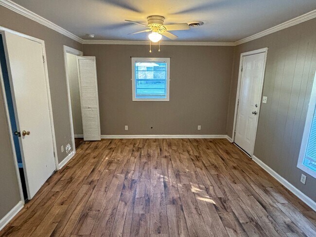 Building Photo - 1 Bedroom/1 Bath Triplex near VSU