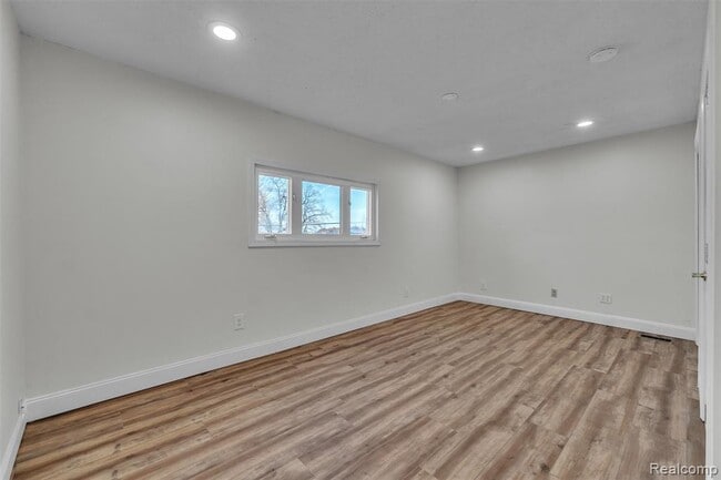 Building Photo - 8165 Leonard Dr