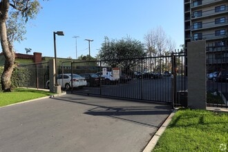 Building Photo - 1401 N Flower St