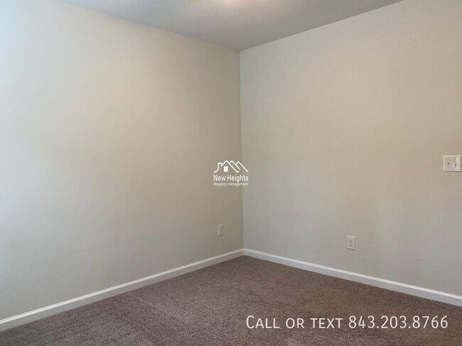 Building Photo - 2641 Alamanda Dr