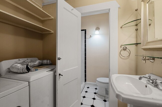 Building Photo - 4 Bedroom, 3 Bath in North Campus / Hyde Park