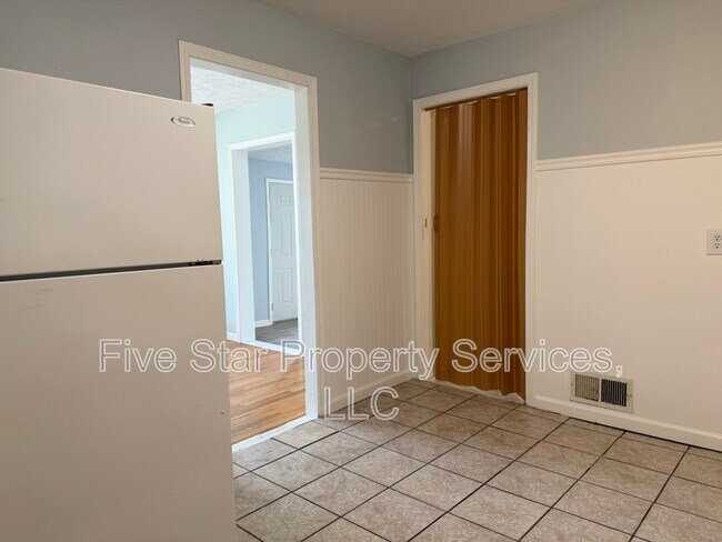 Building Photo - 1028 W Iles Ave