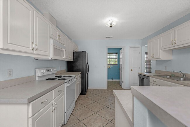 Building Photo - Spacious 3/2 w/Electricity Included Availa...