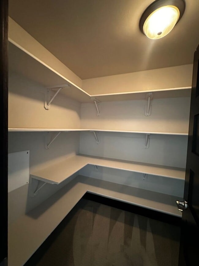 Building Photo - Gorgeous modern 5 bedroom - Minutes from MSU!