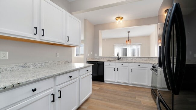 Building Photo - 7495 Thomas Dr